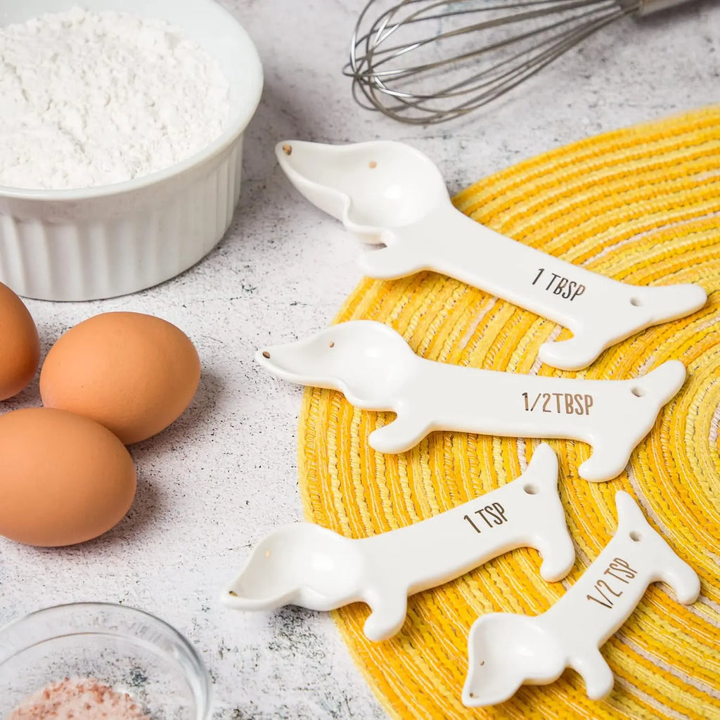 VOTUM Dachshund-Themed White Ceramic Measuring Cups & Spoons Set - Adorable Dog Lover's Kitchen Accessories with Spoon Rest