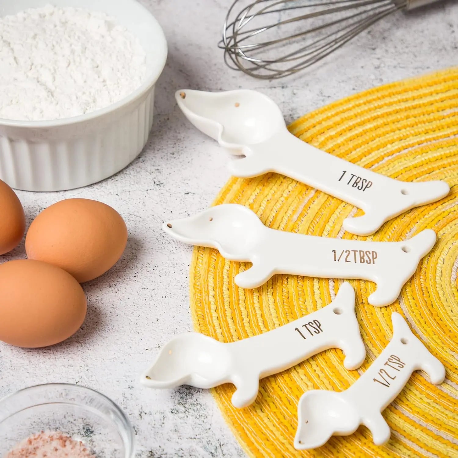 VOTUM Dachshund-Themed White Ceramic Measuring Cups & Spoons Set - Adorable Dog Lover's Kitchen Accessories with Spoon Rest