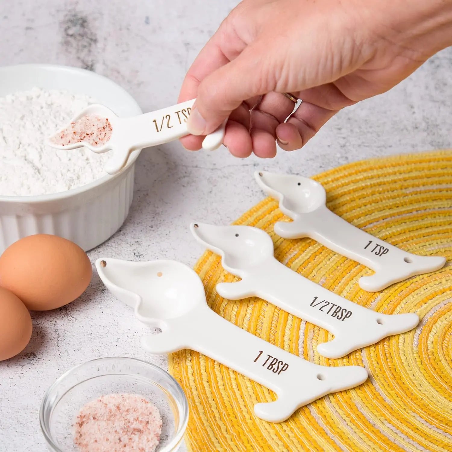 VOTUM Dachshund-Themed White Ceramic Measuring Cups & Spoons Set - Adorable Dog Lover's Kitchen Accessories with Spoon Rest